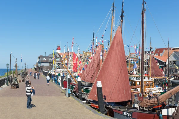 Turisté navštíví dní rybolovu Urk, Nizozemsko — Stock fotografie