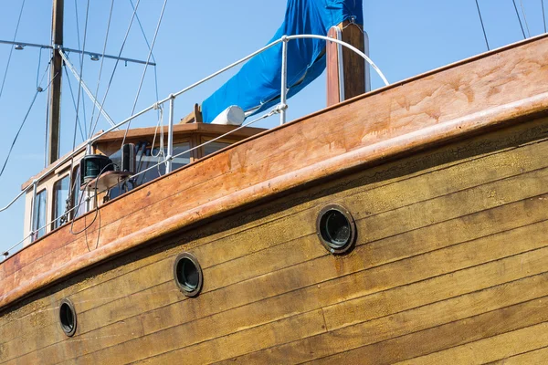 Vooraanzicht van houten jacht — Stockfoto