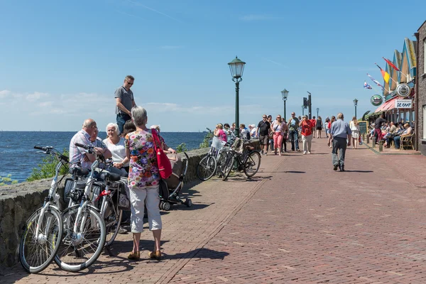 Toeristen een bezoek aan de promenade langs de zee van urk, Nederland — Stockfoto