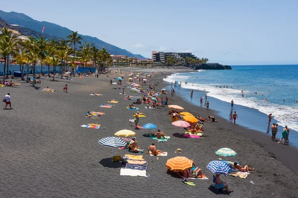 Gente tomando el sol en la playa La Palma Island, España — Foto de Stock