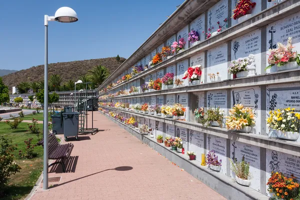 Kirkegård med hvelv og blomster på La Palma Island, Spania – stockfoto