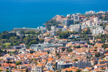 Funchal, madeira Adası birçok otel ile Batı yakasının havadan görünümü