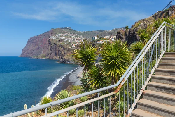 Hermosa costa de la isla de Madeira con senderismo trai — Foto de Stock