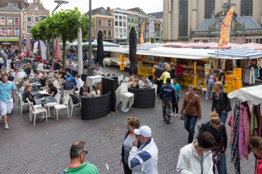 insanlar Hollanda Zwolle bir pazarda alışveriş