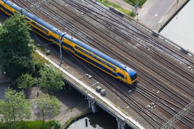 Hollandalı tren köprüden geçerken bir kanal, havadan görünümü