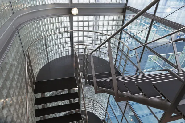 Vue vers le bas dans une cage d'escalier ouverte d'un bâtiment moderne — Photo
