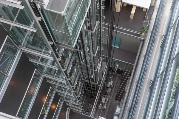 Op zoek naar beneden in een moderne open liftschacht — Stockfoto