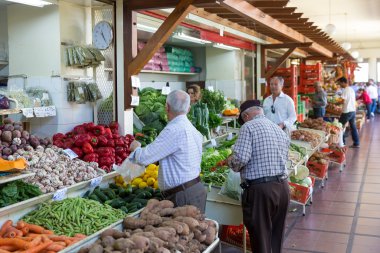 Funchal, Portekiz - Mayıs 02: bilinmeyen insanlar üzerinde 02 Mayıs 2014 yılında funchal, madeira, Portekiz başkenti ünlü mercado dos lavradores, sebze pazarı ziyaret 