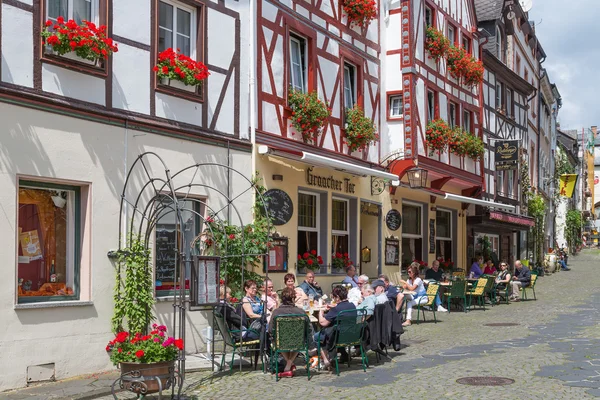 Bernkastel, Duitsland - 21 jul: historisch centrum van de middeleeuwse stad bernkastel met onbekende toeristen zittend op verschillende terrassen op 21 juli 2012 bij bernkastel, Duitsland — Stockfoto