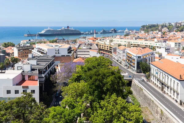 Paisaje urbano aéreo de Funchal, capital de la isla de Madeira, Portugal — Foto de Stock