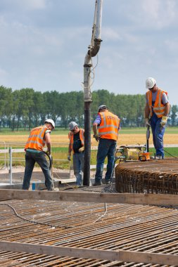 Hollandalı rüzgar türbini beton temeli hazırlama işçileri
