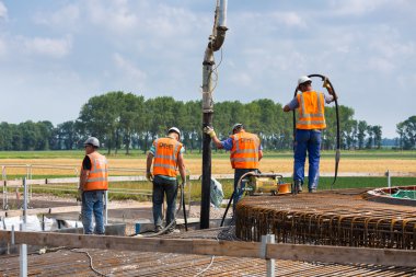 Hollandalı rüzgar türbini beton temeli hazırlama işçileri