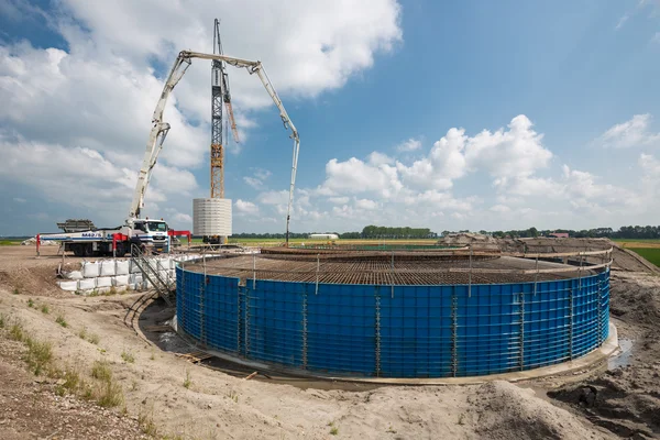 Construcción de una fundación para una nueva y enorme turbina eólica holandesa — Foto de Stock