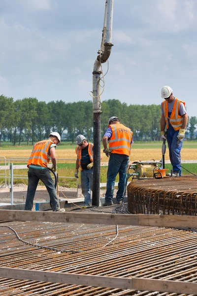 オランダの風車の具体的な基盤の準備の労働者 — ストック写真