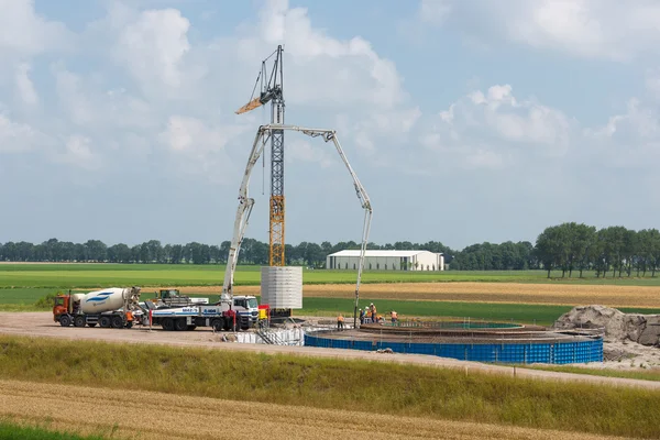 Arbetstagare som förbereder ett betongfundament av en holländsk vindkraftverk — Stockfoto