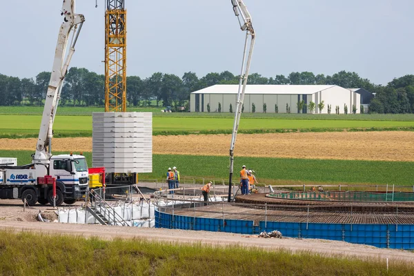 Pracovníci přípravy betonové základy holandské větrné turbíny — Stock fotografie