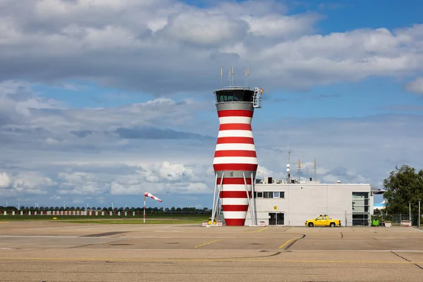 Flugzeugturm auf dem Flughafen Lelystad, Niederlande — Stockfoto