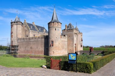 Muiderslot, tarihi ve ünlü ortaçağ Hollanda Kalesi