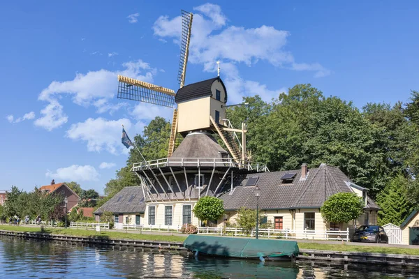 Molino de viento a lo largo del río Vecht cerca de la ciudad Weesp, Países Bajos — Foto de Stock