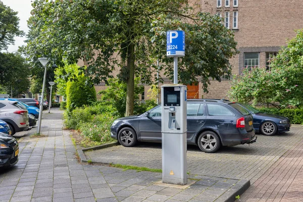 Hollannin pysäköintipaikka pysäköintimittari ja autoja — kuvapankkivalokuva