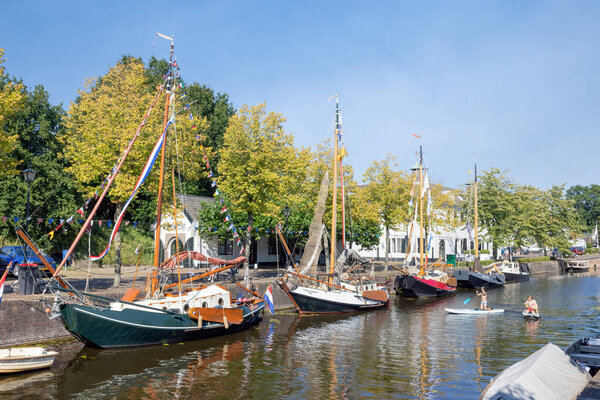 Средневековый город Наарден с каналами и историческими парусниками
