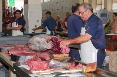 Kasap bir orkinos balık Market Madeira, Portekiz hazırlanıyor