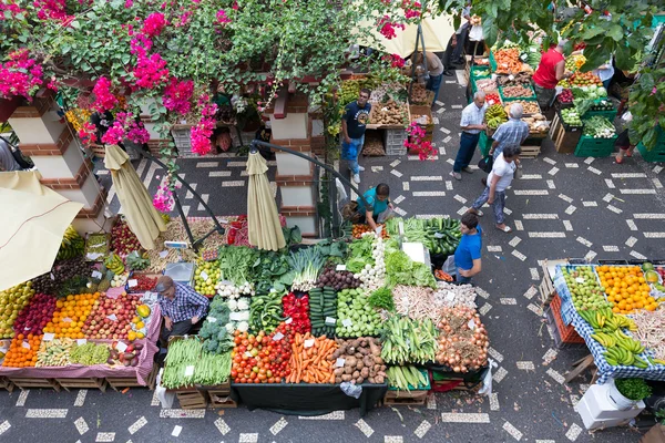 Menschen shoppen auf dem Gemüsemarkt von Madeira, Portugal — Stockfoto