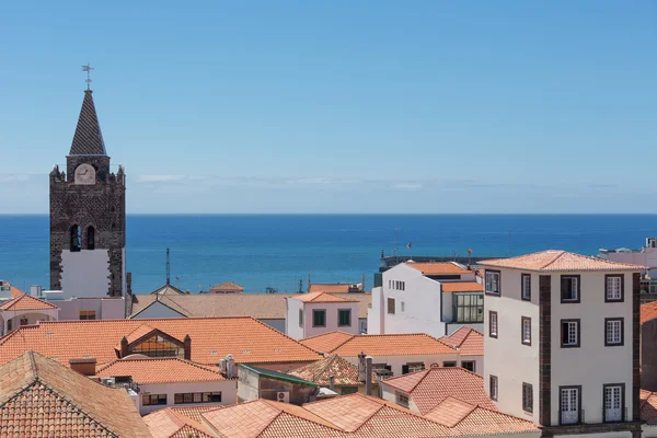 Flygfoto tak av funchal med domkyrkans torn, madeira, portugal — Stockfoto