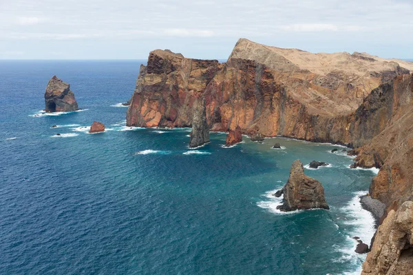Côte de Madère avec de hautes falaises le long de l'océan Atlantique — Photo