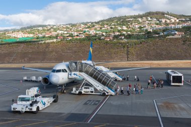 uçak yolcuları havaalanında Funchal, madeira, Portekiz için bekliyor