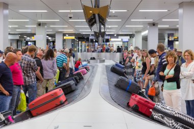 uçak yolcuları için Bagaj Hollanda amsterdam schiphol havaalanında bekliyor