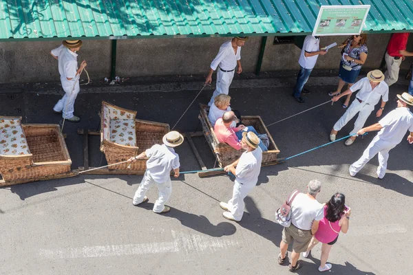 Viaje tradicional en trineo cuesta abajo en Madeira, Portugal . —  Fotos de Stock