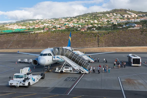 Uçak yolcuları havaalanında Funchal, madeira, Portekiz için bekliyor — Stok fotoğraf