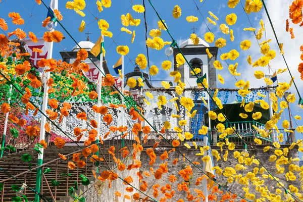 Escaleras con decoraciones florales de una iglesia en Madeira —  Fotos de Stock