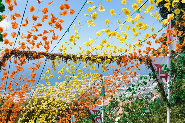 Vue aérienne de Funchal, Madère, à travers les fleurs d'un escalier décoré — Photo