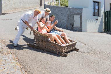 Madeira geleneksel yokuş aşağı kızak gezisi