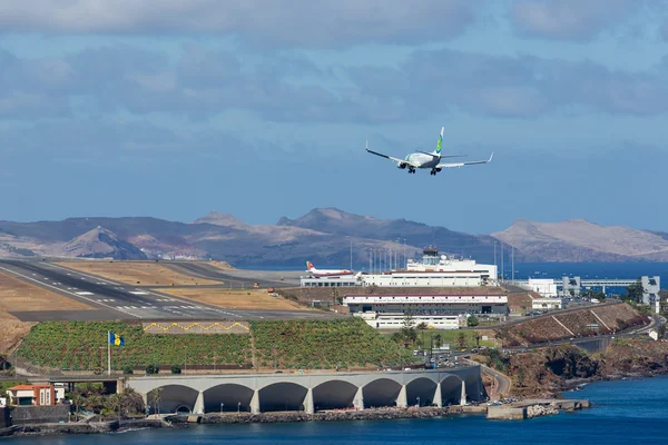 Boeing 737 nadert funchal luchthaven op madeira, portugal — Stockfoto