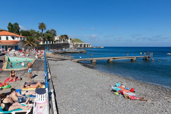 Boulevard und Strand mit Sonnenanbetern und Badegästen auf Madeira — Stockfoto