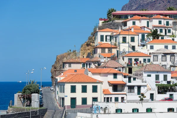 Case Camara de Lobos contro una scogliera sull'isola di Madeira — Foto Stock