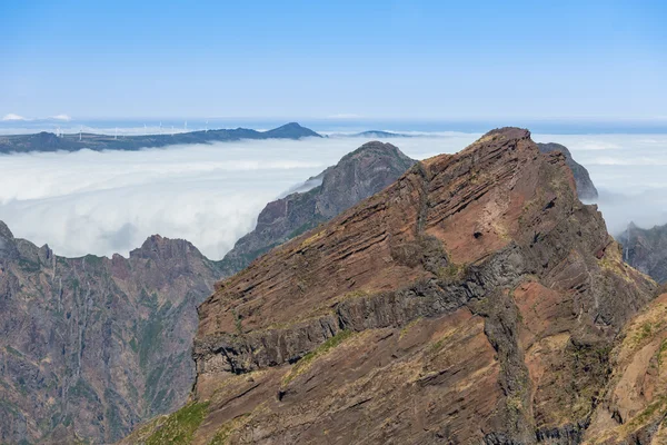 マデイラ諸島のピコから見た低投げられた雲と山の風景を行う arieira — ストック写真