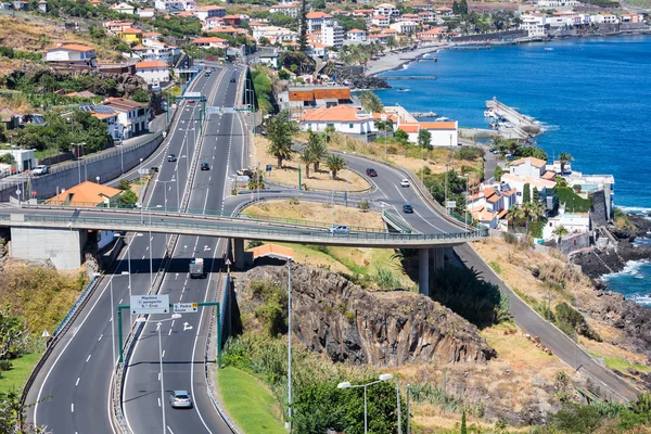 Vista aérea en la costa de Madeira con Autopista a lo largo de Santa Cruz —  Fotos de Stock