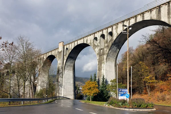 Viaducto ferroviario Willingen con colores otoñales, Alemania Sauerland — Foto de Stock