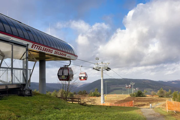 Duitse Ettelsberg bij Willinen met aankomst van kabelbaan — Stockfoto