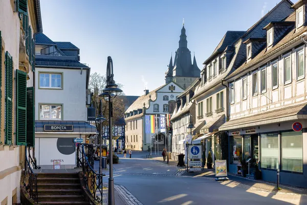 Rue commerçante centre ville médiévale allemande Brilon — Photo