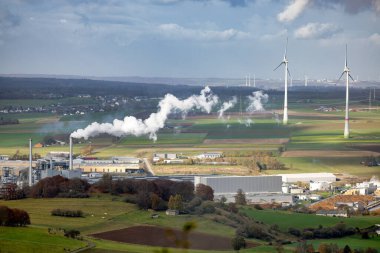 Almanya 'nın Sauerland kentindeki Brilon yakınlarındaki hava manzaralı sanayi bölgesi