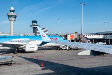 Kapıda yolcu bekleyen uçaklar var.