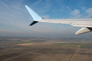 Schiphol Havaalanı 'ndan havalandıktan sonra Wing uçağı ve Hollanda kırsalında juist