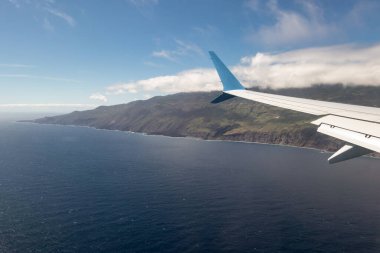 Atlantik Okyanusu üzerindeki kanat uçağı Kanarya Adası La Palma 'ya yaklaşıyor.