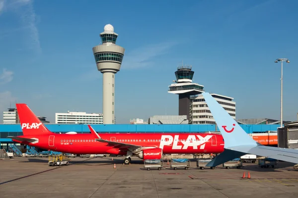 Avions en attente à la porte d'embarquement des passagers — Photo