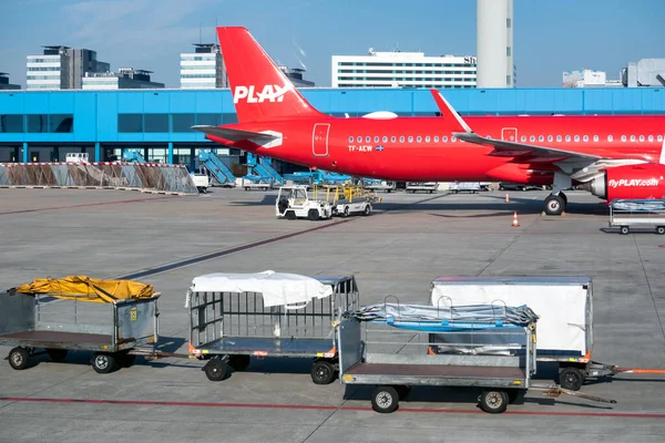 Avions en attente à la porte d'embarquement des passagers — Photo